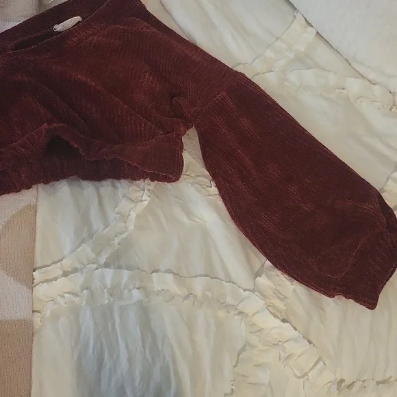 NWOT🍂 Rusty Burgundy Off-Shoulder Cropped Ribbed Sweater! - Picture 4 of 5